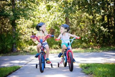 Divas meitenes brauc ar velosipēdiem