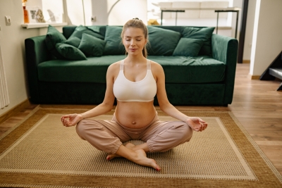 Grūtniece meditē